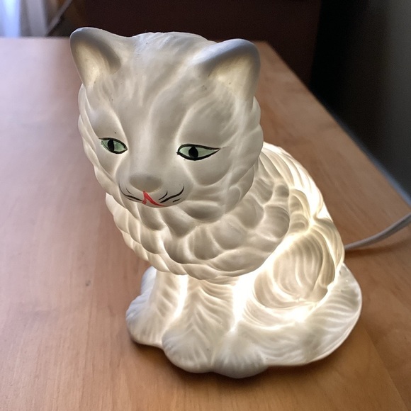 Darling Ceramic White Cat Nightlight (comes with plug + light) - Picture 11 of 16